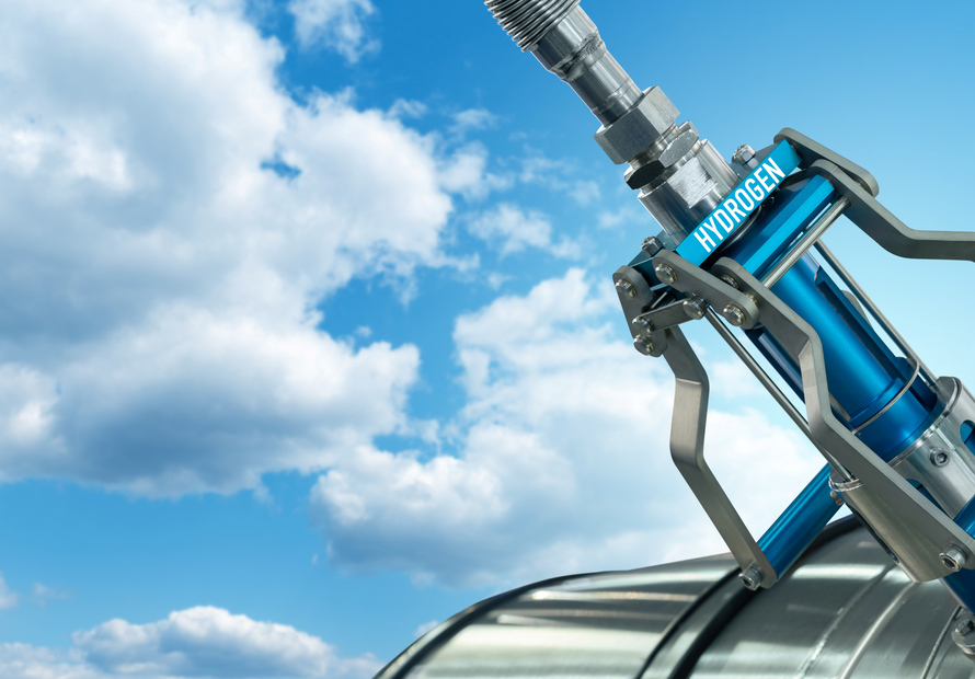 Ein Wasserstoffbehälter wird draußen in der Sonne fotografiert. Das Wort „Hydrogen“ ist deutlich zu lesen.