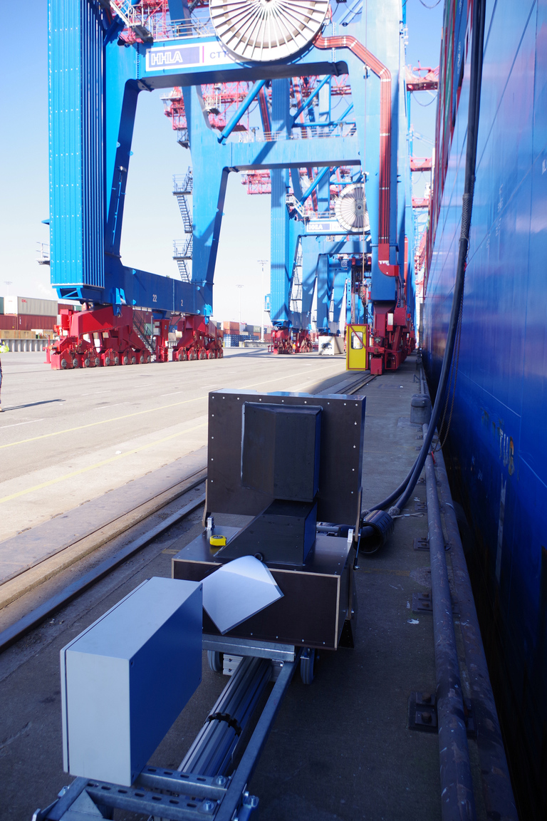 Landstromanlage an einem Containerschiff im Hafen zur Reduzierung von Emissionen während der Liegezeit.